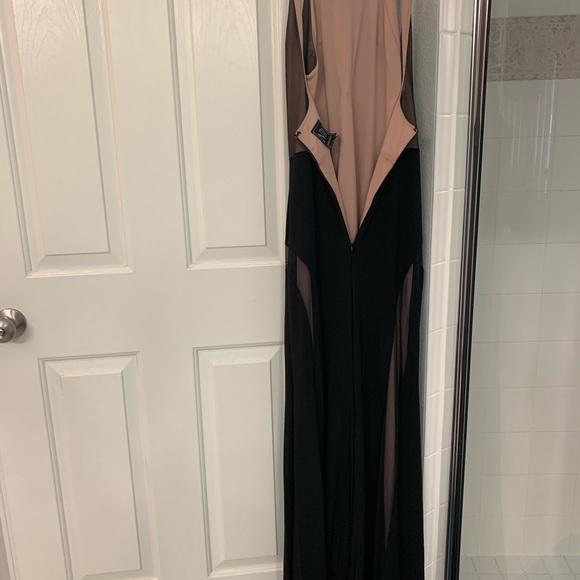 Nude/black gown - Picture 2 of 4
